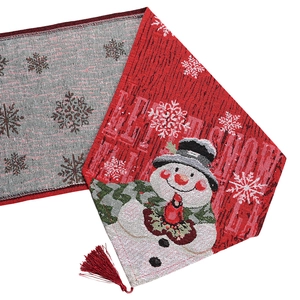 Detailansicht des gestrickten Weihnachts-Tischläufers mit Schneemann und roten Quasten