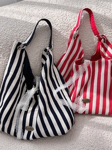 Sacs cabas en toile rayée avec bordure en dentelle et logo en métal, bleu et rouge