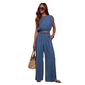 Ensemble chic en denim bleu avec haut court sans bretelles et pantalon large à taille haute