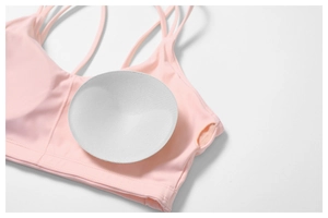 Détail du soutien-gorge de sport rose avec fines bretelles et rembourrage amovible