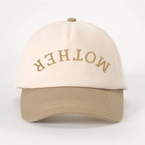 Dettaglio del ricamo MOTHER sul cappellino da baseball vintage bicolore beige e kaki