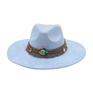 Dettaglio di cappello fedora azzurro con fascia etnica di perline e decori in turchese
