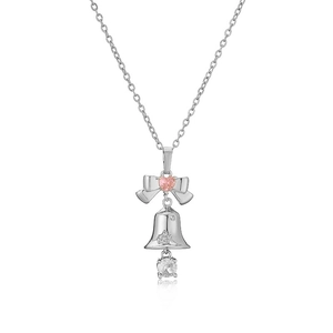 Détail du collier argenté avec gemme cœur rose, cloche étoilée et pendentif en cristal