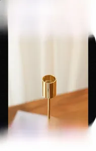 Nahaufnahme des goldenen Kerzenhalters mit poliertem Messing-Finish und Design-Details