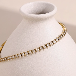 Détail d'un bracelet plaqué or 18 carats orné de zircons cubiques en forme de marquise