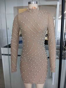 Détail de robe moulante en tulle nude avec ornements élégants en perles et strass brillants