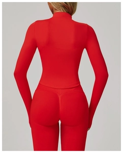Détail de l'ensemble de yoga rouge nervuré montrant le tissu élastique et le col montant