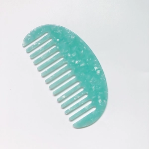 Peine de acetato verde menta de dientes anchos con patrón de mármol y diseño semicircular