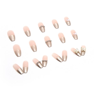 Faux ongles ballerine longs avec french manucure dorée et décorations papillon en cristal