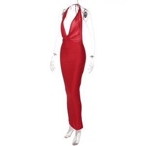 Vue latérale d'une robe longue rouge brillante dos nu licou sur mannequin transparent