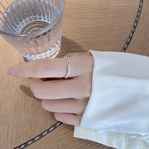 Detailed view of an adjustable S925 sterling silver chain ring with sparkling crystals