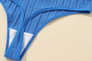Makrodetail aus blauem Rippstoff und weichem Baumwollfutter für Damen-Tanga-Unterwäsche