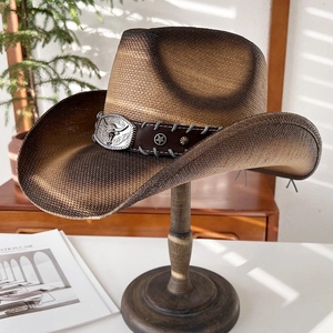 Chapeau de cowboy tressé dégradé avec boucle tête de taureau sur support en bois
