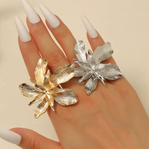 Bagues fleurs 3D exagérées en or et argent avec texture métallique brossée pour femme