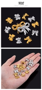 Gros plan de pendentifs nœuds dorés et argentés de différentes tailles pour bijoux