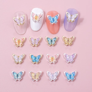 Exquise vlinder nagelbedeltjes met kleurrijke kristallen en goud/zilver metalen frames