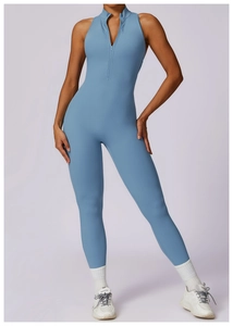 Détail d'un body de yoga bleu clair sans manches avec col montant et fermeture éclair