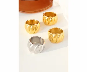 Detailansicht der klobigen Croissant-Ringe in polierten Gold- und Silbertönen