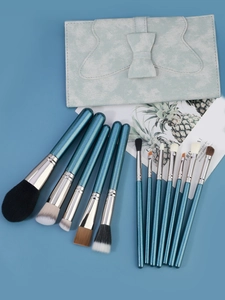 Dettaglio di 12 pennelli trucco blu glitterati con la loro custodia con fiocco abbinata