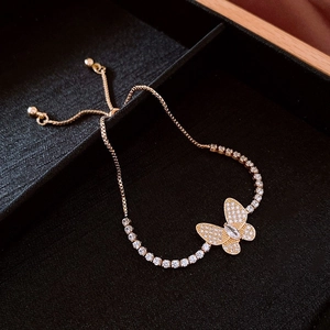 Bracelet fleur en zircon doré élégant avec chaîne réglable sur plateau bijoux