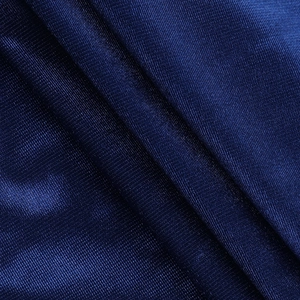 Vue détaillée du tissu en satin bleu foncé avec des plis élégants et un éclat soyeux