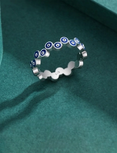 Detailansicht des S925 Sterling Silber Evil Eye Rings mit blauen Emaille-Augen