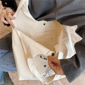 Détail de l'intérieur du sac en toile avec poche zippée et fermoir magnétique