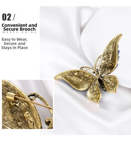 Détail de la broche papillon dorée vintage avec son fermoir épingle de sécurité