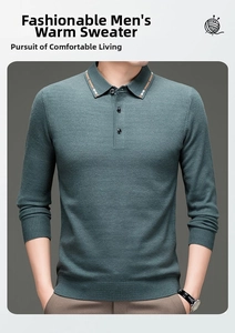 Detailansicht des Polokragens und der gestreiften Verzierung an diesem Herren-Strickpullover