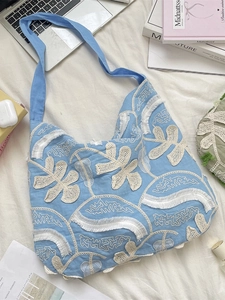 Borsa tote in tela azzurra con pizzo floreale e ricami, stile fresco estivo