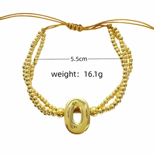 Gros plan du bracelet à perles dorées avec lettre O montrant 5,5cm de large et 16,1g de poids