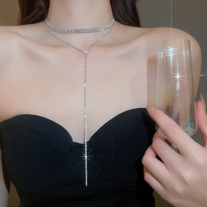 Exquisite silberne mehrlagige Quastenkette mit Strasssteinen an einem weiblichen Modell