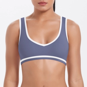 Détail d'un soutien-gorge de sport gris-bleu avec bordure blanche contrastée et col en U