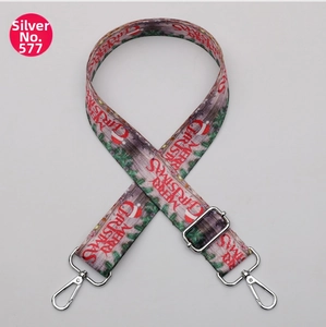 Dettaglio della tracolla Merry Christmas colorata con ganci in metallo e motivi festivi