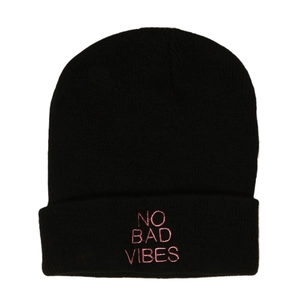 Bonnet en maille noire avec broderie NO BAD VIBES rose pour le style d'hiver