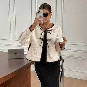 Veste élégante en laine d'agneau avec bordures contrastées et nœuds décoratifs