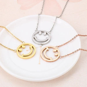 Collier sourire en acier inoxydable en finitions or argent et or rose classique