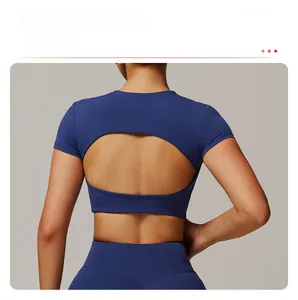 Détail du haut court de yoga bleu foncé avec large découpe au dos pour respirabilité