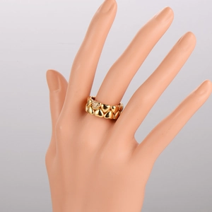 Elegant gold-plated heart-shaped ring with pavé rhinestones on a mannequin hand