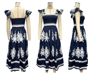 Détails de robe longue bleu marine avec bustier froncé et imprimé ethnique chic