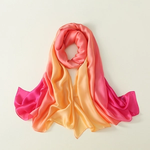 Eleganter langer Satinschal mit Farbverlauf in Rot, Rosa und Gelb und seidigem Glanz