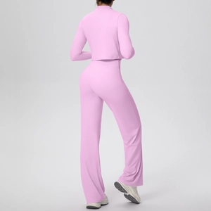 Vue détaillée de l'ensemble de yoga rose trois pièces montrant le dos de la veste