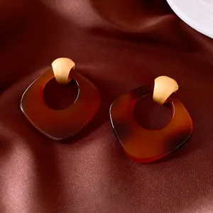 Boucles d'oreilles carrées évidées en acétate écaille de tortue avec clous dorés mats