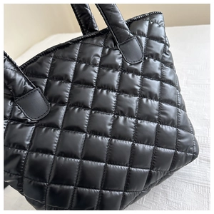 Gros plan sur le matelassage en losange noir et la texture bouffante d'un sac cabas