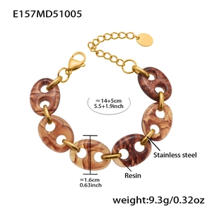 Detalle de los eslabones de resina y el cierre de acero inoxidable dorado en la pulsera