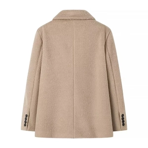 Detailweergave van de camel wollen blazer achterkant met knoopsluiting op de mouwen