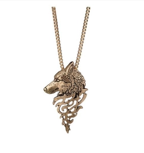 Détail du pendentif tête de loup doré vintage avec chaîne à mailles et textures flammes
