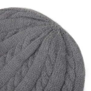 Vue macro de la texture en maille torsadée grise avec des détails en polaire douce