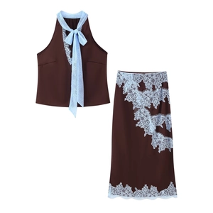 Ensemble chic deux pièces avec haut licou en dentelle marron et bleu et jupe assortie