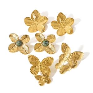Boucles d'oreilles vintage dorées 18 carats avec motifs de fleurs et de papillons élégants